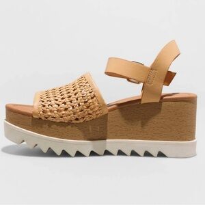 Universal Thread Alba Platform Memory Foam Heeled Sandals in Tan